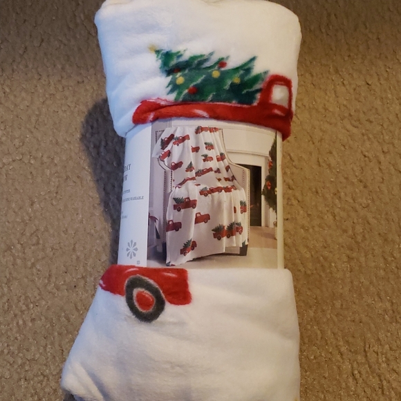 Merry Moments Holiday Throw - Picture 1 of 3